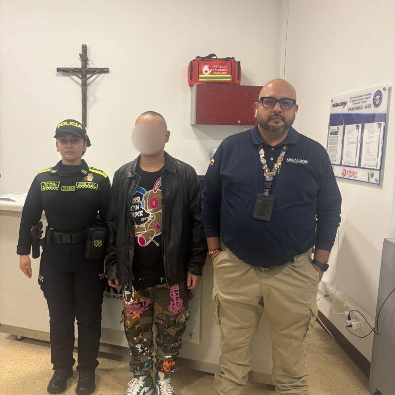 Estadounidense inadmitido en el aeropuerto José María Córdova de Rionegro. FOTO: MIGRACIÓN COLOMBIA