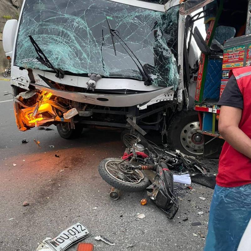 En el cruce del corregimiento La Cruzada, de Remedios, chocaron un bus, una chiva y una moto. FOTO imagen tomada de redes.