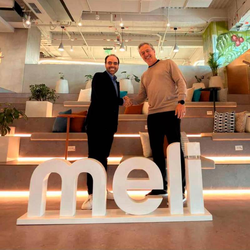 Doménico Barbato, de Mercado Libre, y Renato Banhara, de Unilever, destacaron la alianza para impulsar el consumo masivo en el canal digital. FOTO: CORTESÍA