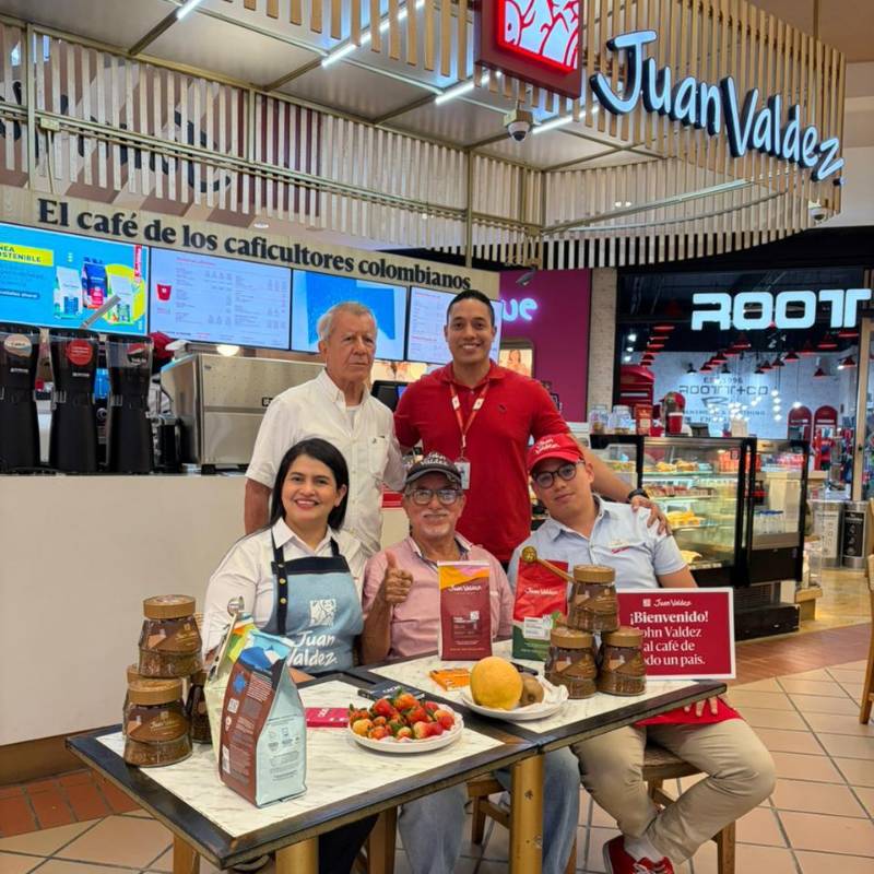 Don Ángel Miguel Balaguera, conocido como “John Valdez”, se volvió viral con su puesto de café móvil y terminó siendo el protagonista de la campaña #BuscandoAJohnValdez de @JuanValdezCafe, que lo encontró, le rindió un homenaje y le regaló una scooter eléctrica. FOTO: Juan Valdez.