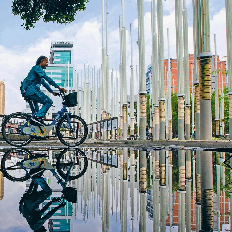 Reflejos de ciudad en los parques de Medellín. En la foto, parque de Las Luces, entre la Biblioteca EPM, los edificios Vásquez y Carré, y la Estación del Ferrocarril, en el centro. 2024. FOTO: Julio César Herrera. 