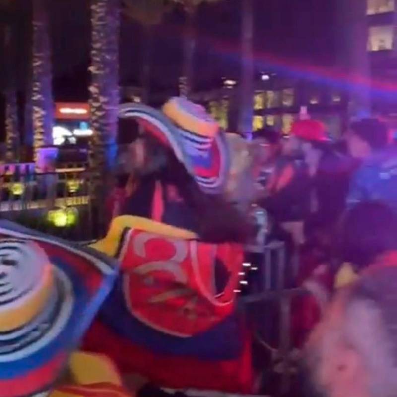 Los hinchas colombianos en Ciudad de México recibieron a la selección cafetera. FOTO: Captura de video