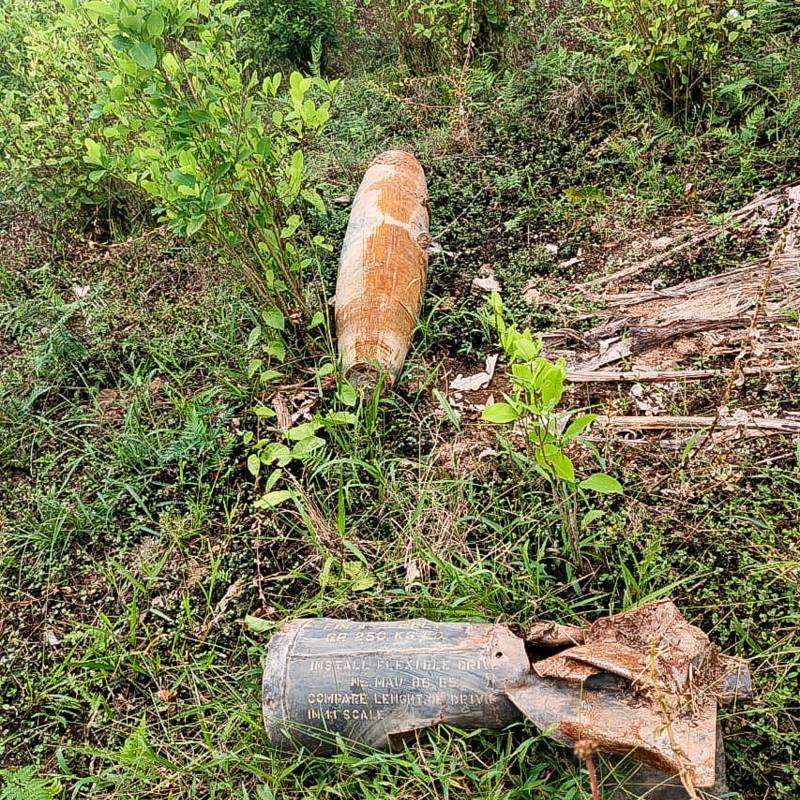 Esta fue la bomba sin explotar que los lugareños encontraron en el corregimiento Jardín de Sucumbíos, de Ipiales, Nariño. FOTO: AFP