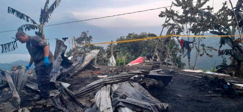La vivienda quedó en ruinas mientras los dos menores perdieron la vida en el incendio. FOTO CORTESÍA