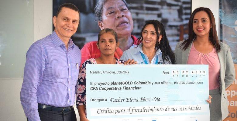 De izquierda a derecha: Jorge Corrales, gerente de CFA; Esther Pérez, minera beneficiaria de un crédito; Liliana Alvarado, jefe nacional del proyecto planetGold Colombia; y Margarita Pineda, directora comercial de CFA. FOTO cortesía