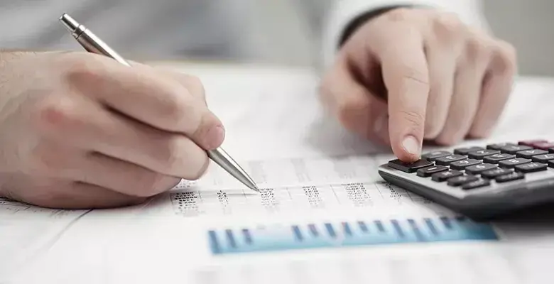 Las deudas tributarias pueden derivar en embargos de cuentas, salarios o bienes dentro de procesos de cobro. FOTO: MAGNIFIC