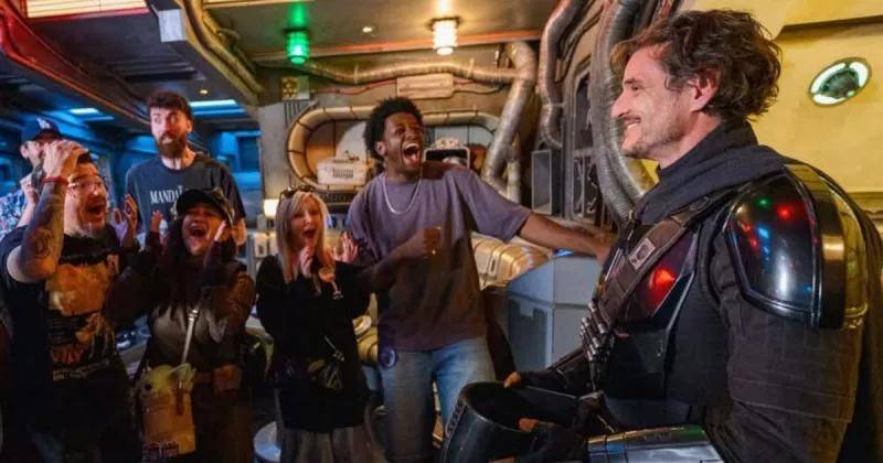 Pedro Pascal durante su visita a <i>Star Wars: Galaxy’s Edge</i> en Disneyland. FOTO redes sociales