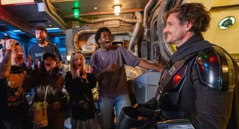 Pedro Pascal durante su visita a Star Wars: Galaxy’s Edge en Disneyland. FOTO redes sociales
