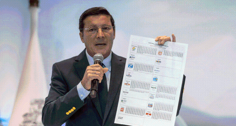 El registrador Hernán Penagos realizó el encuentro en donde mostró el tarjetón que se utilizará para los comicios. Foto: Registraduría Nacional.