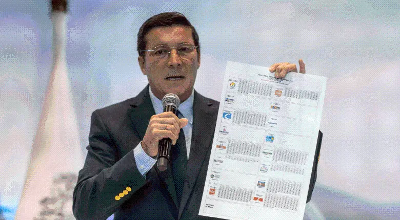 El registrador Hernán Penagos realizó el encuentro en donde mostró el tarjetón que se utilizará para los comicios. Foto: Registraduría Nacional.