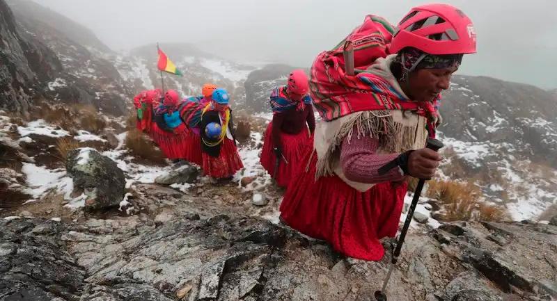  Este grupo de mujeres se reunió hace seis años. Empezaron como cocineras de alta montaña y ahora son guías cholitas escaladoras. Foto: EFE