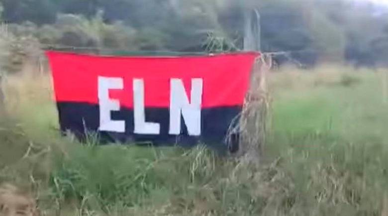 En el municipio amaneció instalada una bandera del ELN. Foto: Cortesía