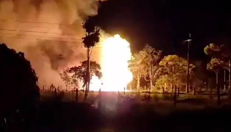 El ruido, las llamas y el olor a crudo asustó a más de uno en la vereda Canangucho cercana al oleoducto. FOTO: CAPTURA DE VIDEO
