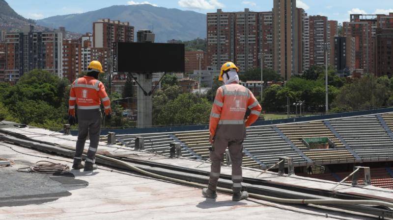 La remodelación y modernización del estadio Atanasio Girardot comenzó con el desmonte del techo de la tribuna Occidental, el cual estaba desde que se inauguró el escenario. FOTO: HORUS THOR AMAYA