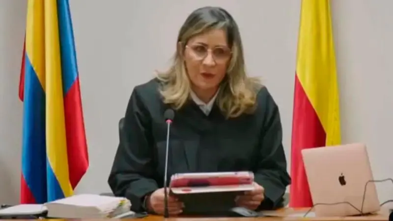 La jueza Sandra Heredia encontró, en primera instancia, culpable al expresidente de los delitos de fraude procesal y soborno a testigos. FOTO CAPTURA DE PANTALLA