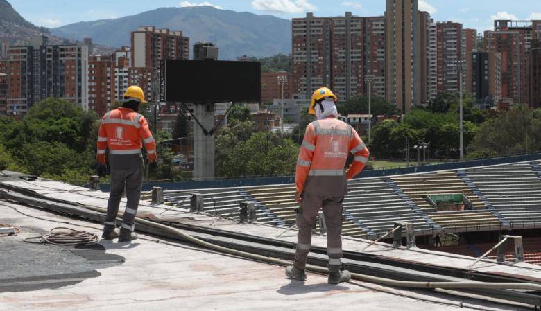 La remodelación y modernización del estadio Atanasio Girardot comenzó con el desmonte del techo de la tribuna Occidental, el cual estaba desde que se inauguró el escenario. FOTO: HORUS THOR AMAYA