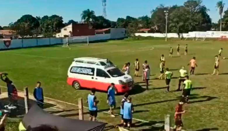 La ambulancia estuvo varada por varios minutos en el terreno de juego. FOTO CAPTURA DE PANTALLA 