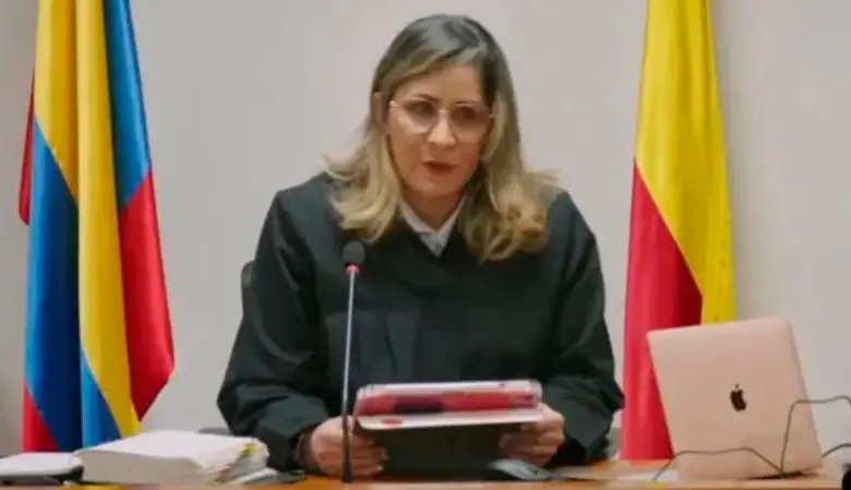 La jueza Sandra Heredia encontró, en primera instancia, culpable al expresidente de los delitos de fraude procesal y soborno a testigos. FOTO CAPTURA DE PANTALLA