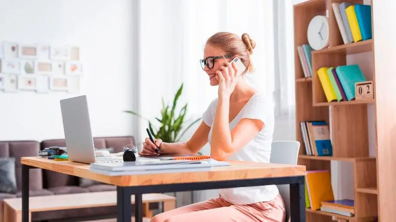 Magneto Empleos facilita el acceso a ofertas remotas ideales para quienes no tienen formación profesional. FOTO: GETTY