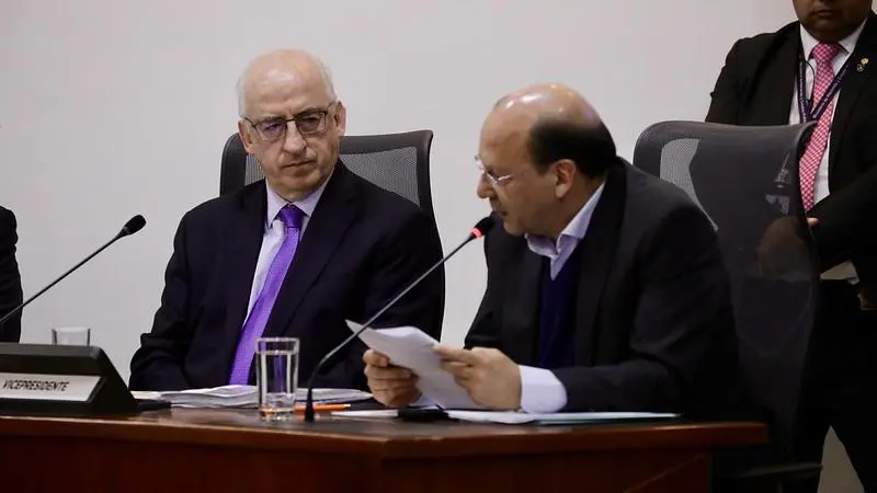 Debate reciente de control político Comisión Cuarta de la Cámara sobre las tasas de interés. En la foto: Leonardo Villar, gerente del Banco de la República; y Germán Ávila, ministro de Hacienda. FOTO: Banrep.