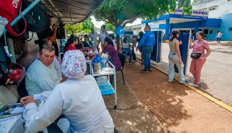 El Gobierno colombiano evalúa el envío de un hospital de campaña a Venezuela mientras equipos de rescate nacionales continúan operando en el estado de La Guaira. FOTO: GETTY