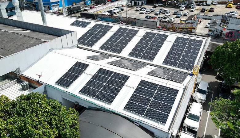 Se estima que estos paneles eviten la emisión de 69 toneladas de dióxido de carbono. FOTO: Cortesía
