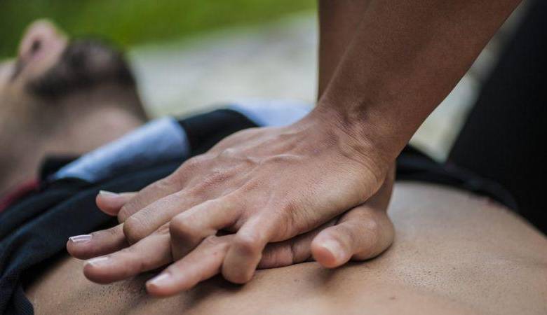 Referencia a una situación de reanimación en medio de un paro cardiaco. FOTO: Getty