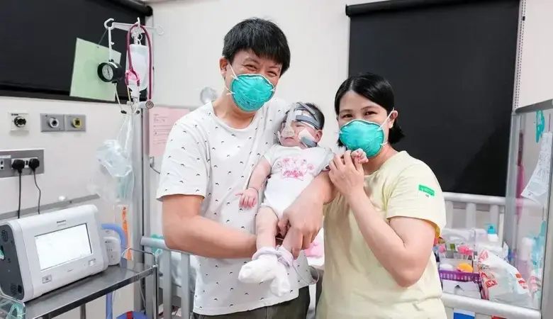 Ella es la bebé Kwek Yu Xuan, que nació con 25 semanas de gestación y un peso de apenas 212 gramos. FOTO: National University Hospital