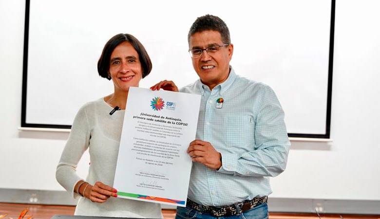 la ministra de Ambiente y Desarrollo Sostenible, Susana Muhamad, y el rector de la Universidad de Antioquia, John Jairo Arboleda, durante el lanzamiento de las actividades que adelantará la institución educativa en el marco de la cumbre mundial en esta región del país. FOTO Cortesía 