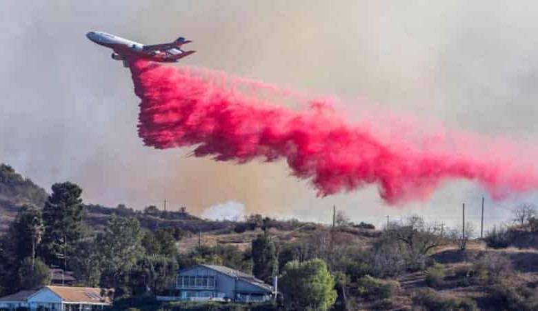 Aviones esparcen retardante de incendios rosa en Los Ángeles, California. FOTO: Tomada de X @ReportNewsAgency