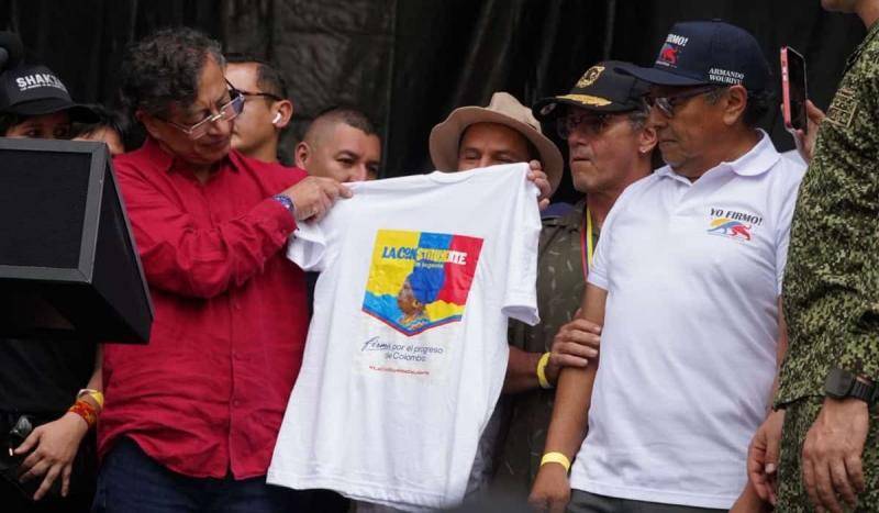 En mayo pasado, el presidente Gustavo Petro le entregó una camiseta a Armando Wouyurí Valbuena, el promotor de la Constituyente y titular de una cuenta donde la gente consignaba aportes para esa iniciativa.<b> </b>FOTO<b> Redes</b>