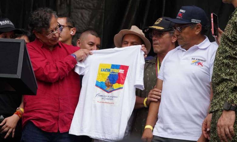 En mayo pasado, el presidente Gustavo Petro le entregó una camiseta a Armando Wouyurí Valbuena, el promotor de la Constituyente y titular de una cuenta donde la gente consignaba aportes para esa iniciativa. FOTO Redes