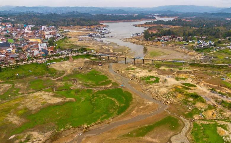 Embalse de Guatapé en el 2024 cuando que hubo sequía. FOTO: Camilo Suárez.