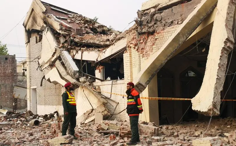 Rescatistas examinando un edificio destruido por un ataque indio con misil, en Muridke, un poblado cerca de Lahore, Pakistán. FOTO: Agencia Xinhua
