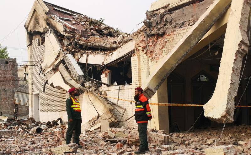 Rescatistas examinando un edificio destruido por un ataque indio con misil, en Muridke, un poblado cerca de Lahore, Pakistán. FOTO: Agencia Xinhua