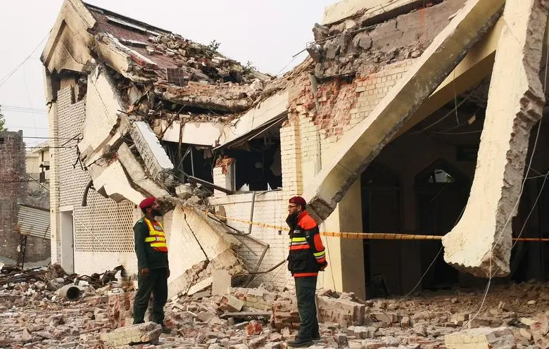 Rescatistas examinando un edificio destruido por un ataque indio con misil, en Muridke, un poblado cerca de Lahore, Pakistán. FOTO: Agencia Xinhua