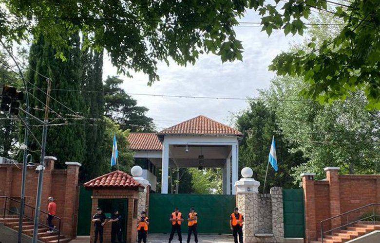 Soldado de 21 años fue hallado muerto en residencia oficial del presidente Javier Milei en Argentina: revelan principal hipótesis