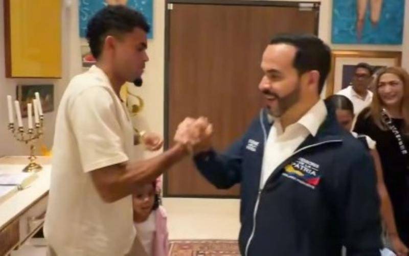 Luis Díaz visitó con su familia al presidente electo Abelardo de la Espriella en Barranquilla. FOTO PANTALLAZO