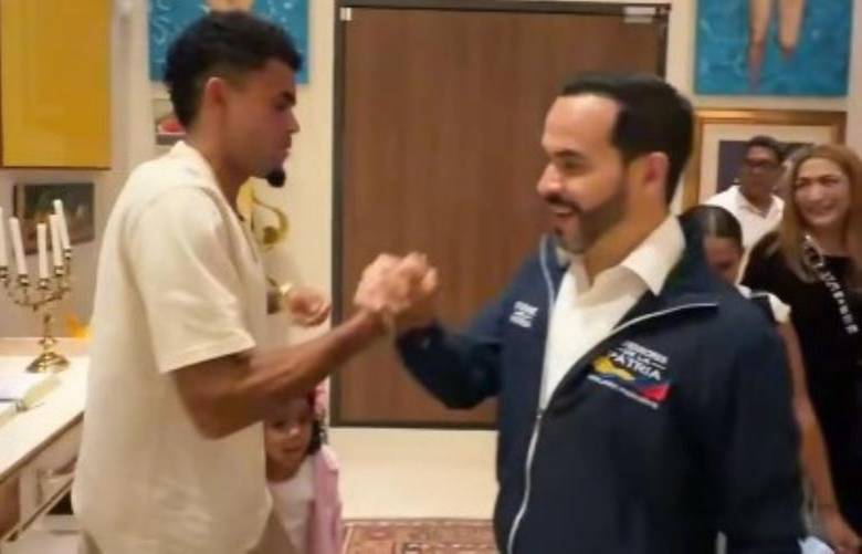 Luis Díaz visitó con su familia al presidente electo Abelardo de la Espriella en Barranquilla. FOTO PANTALLAZO