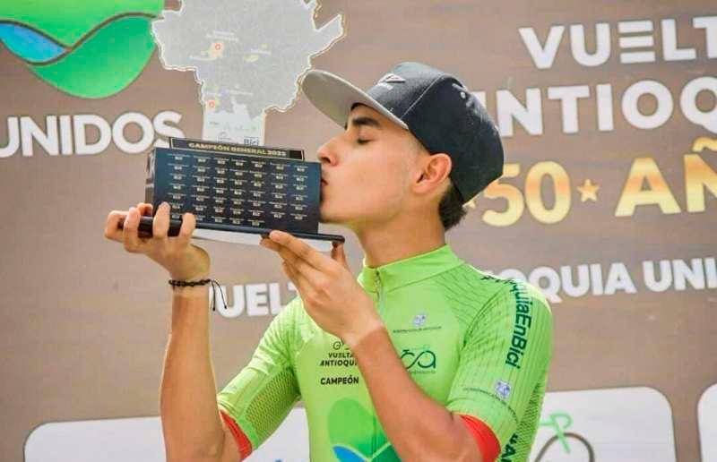 El ciclista Diego Pescador celebrando su título de la Vuelta Antioquia. FOTO CORTESÍA VUELTA ANTIOQUIA
