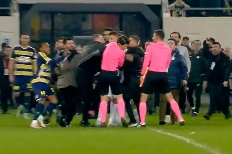Este es el momento en el que el directivo del club Ankaragücü agrede al árbitro. FOTO CAPTURA DE PANTALLA