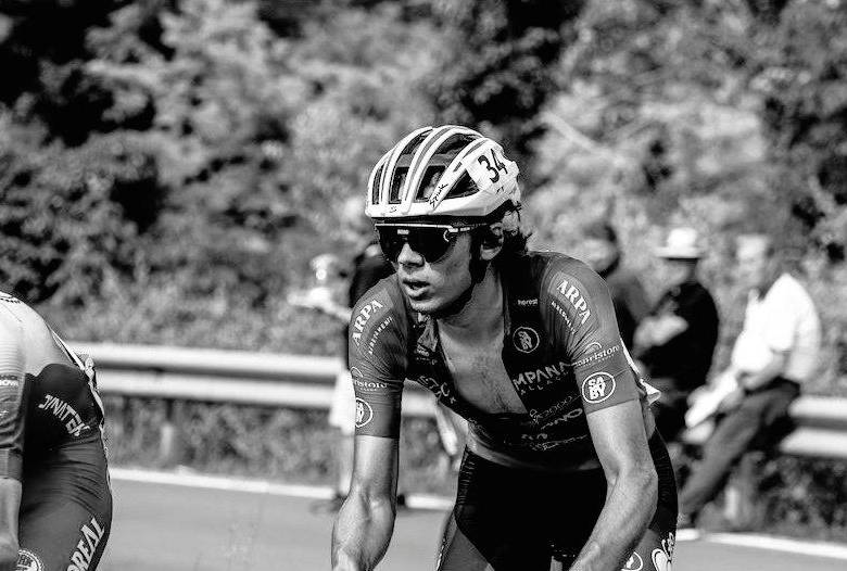  Jacopo Venzo, joven ciclista italiano de 17 años, falleció tras una caída ocurrida durante la primera etapa de la Junioren Rundfahrt en Austria. FOTO TWITTER @TuttoBICI