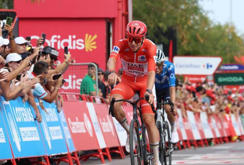 Tadej Pogacar celebra su victoria en la sexta etapa de la Vuelta a España, jornada en la que amplió su ventaja y también vivió un gran susto. FOTO GETTY