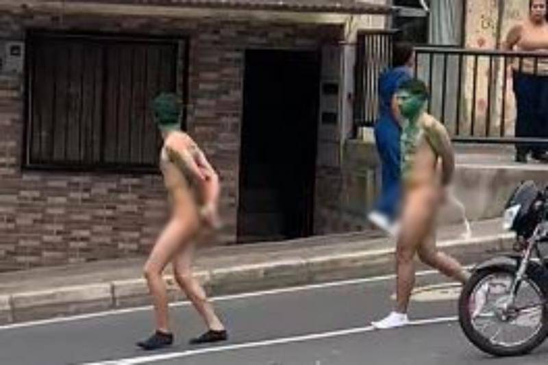 Los dos sujetos recorriendo las calles del barrio Doce de Octubre, al occidente de Medellín. FOTO: captura de video