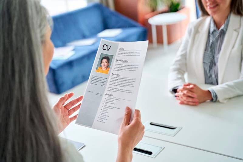 Person entregando su hoja de vida con una extensión ideal. FOTO: Shutterstock