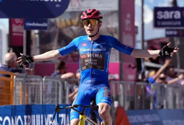 El danés Jonas Vingegaard celebra su victoria en la etapa 14 del Giro de Italia, asumiendo además el liderato de la competencia. FOTO GETTY