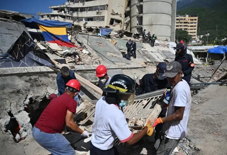 Las autoridades venezolanas continúan las labores de búsqueda y remoción de escombros tras los terremotos que dejaron miles de muertos en el estado La Guaira. FOTO: AFP.