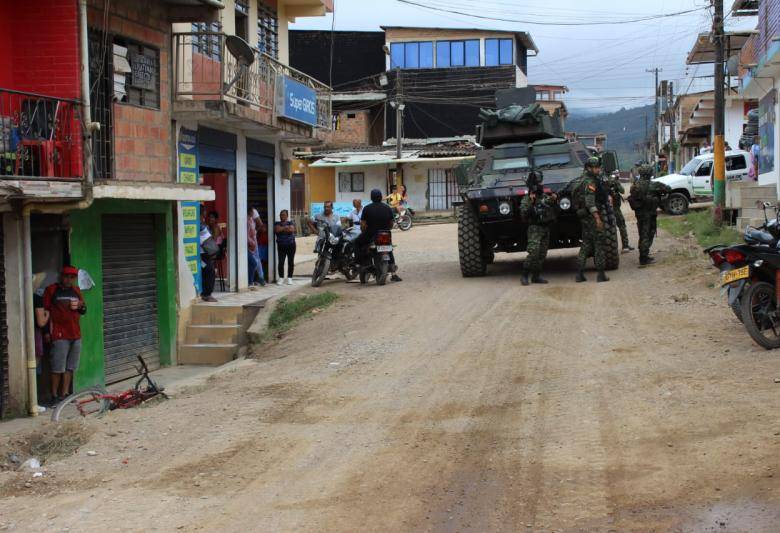 Los vehículos blindados del Ejército Nacional en una calle del corregimiento El Plateado, en Argelia (Cauca), una escena que ya se está volviendo cotidiana para sus habitantes. FOTO cortesía del ejército