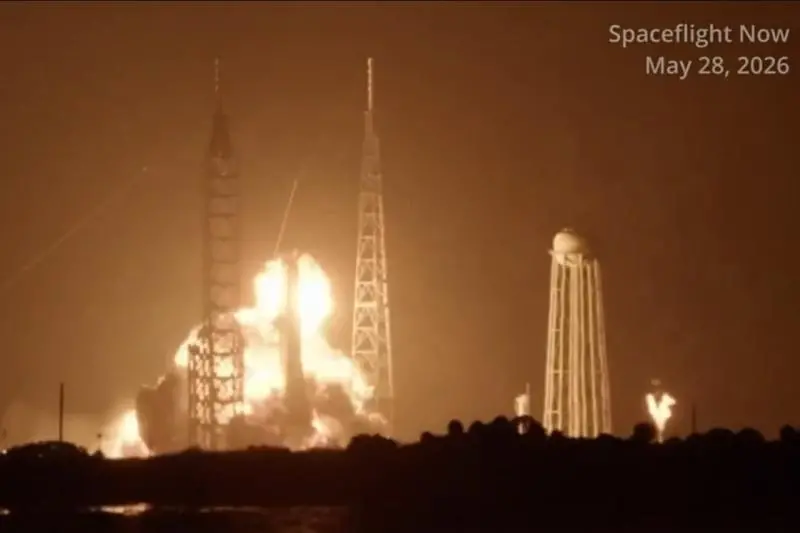 Un cohete de la empresa aeroespacial de Bezos explotó tras una “anomalía” durante una prueba en tierra en Florida, Estados Unidos. FOTO: Captura de video