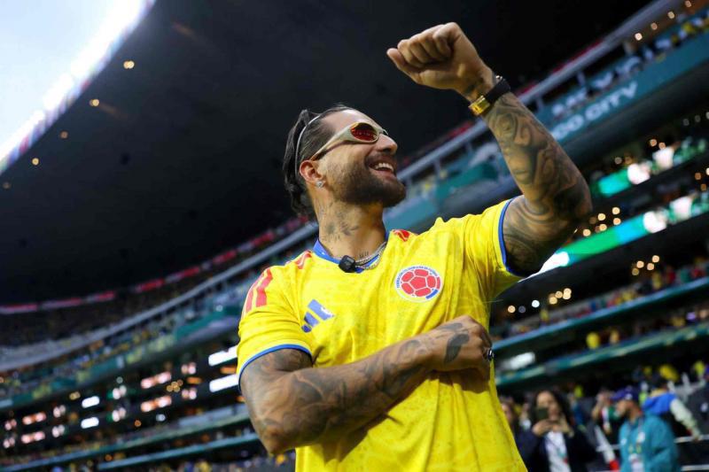 El antioqueño Maluma fue uno de los artistas que llegó al estadio Azteca para acompañar a la Selección en el debut del Mundial de Norteamérica en México. FOTO AFP